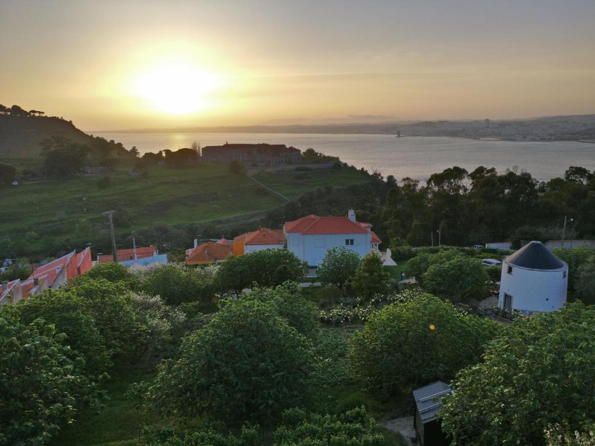 Ola Belem! Cozy Windmill, Stunning Views To Lisboa Bed & Breakfast Капарика Екстериор снимка